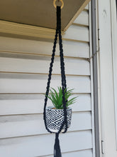 Load image into Gallery viewer, Small macrame plant hanger-black
